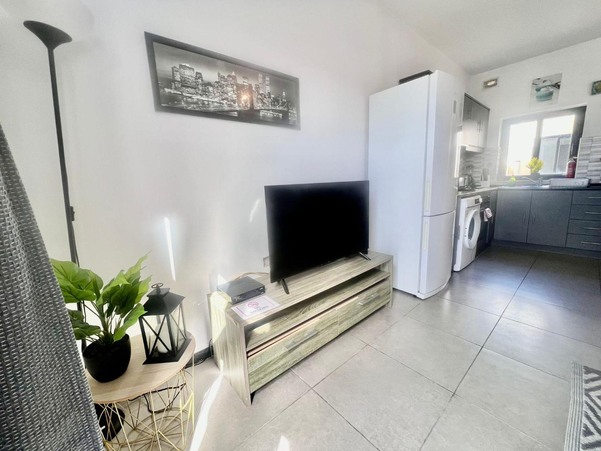 83/3-Lovely 1 Bedroom Penthouse Биркиркара Экстерьер фото