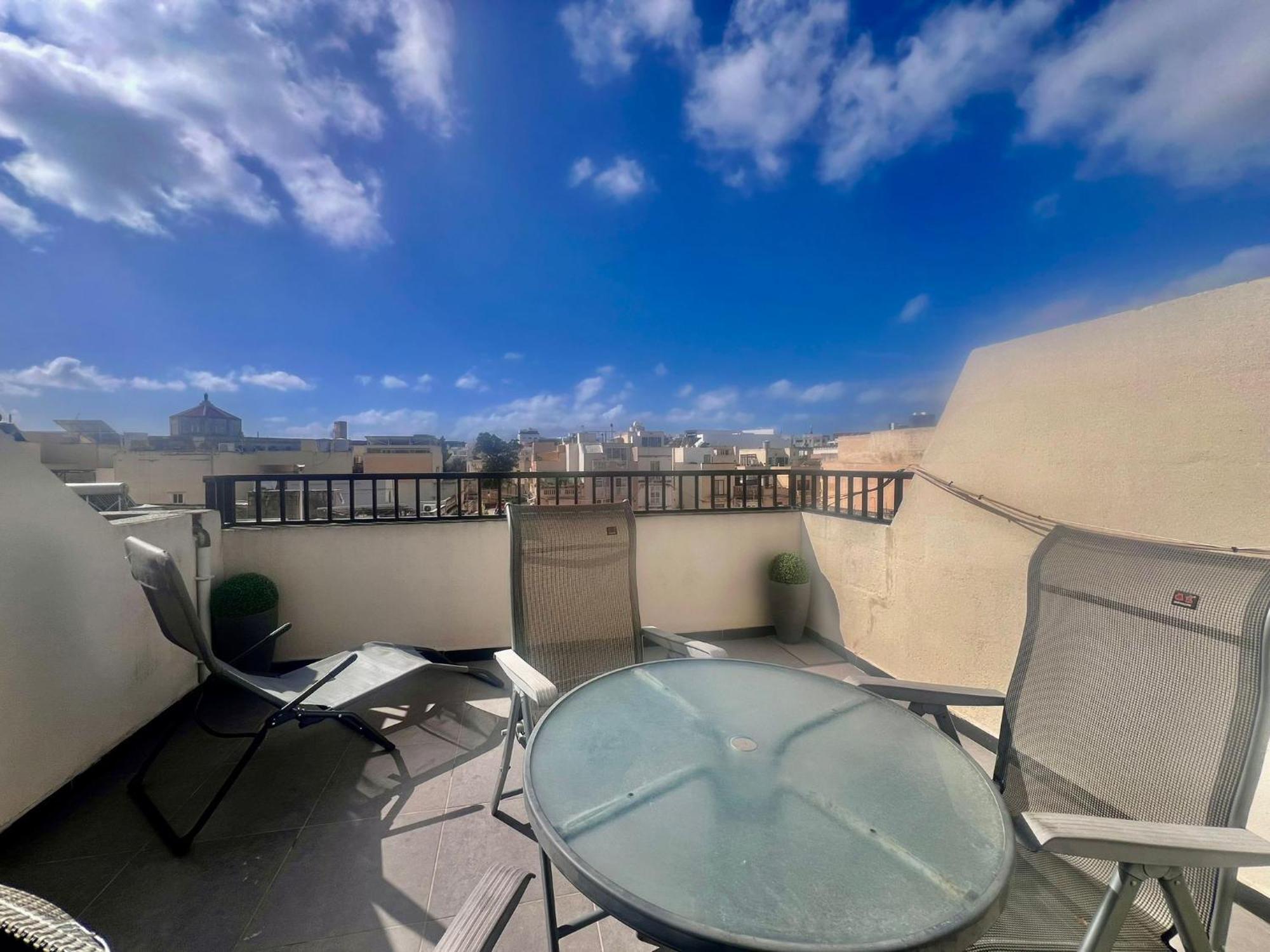 83/3-Lovely 1 Bedroom Penthouse Биркиркара Экстерьер фото