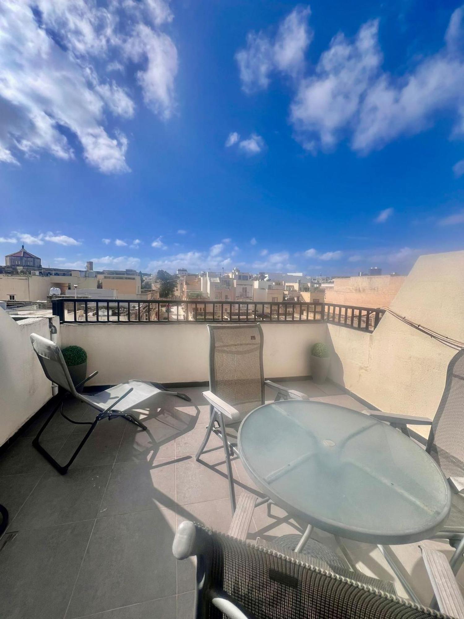83/3-Lovely 1 Bedroom Penthouse Биркиркара Экстерьер фото
