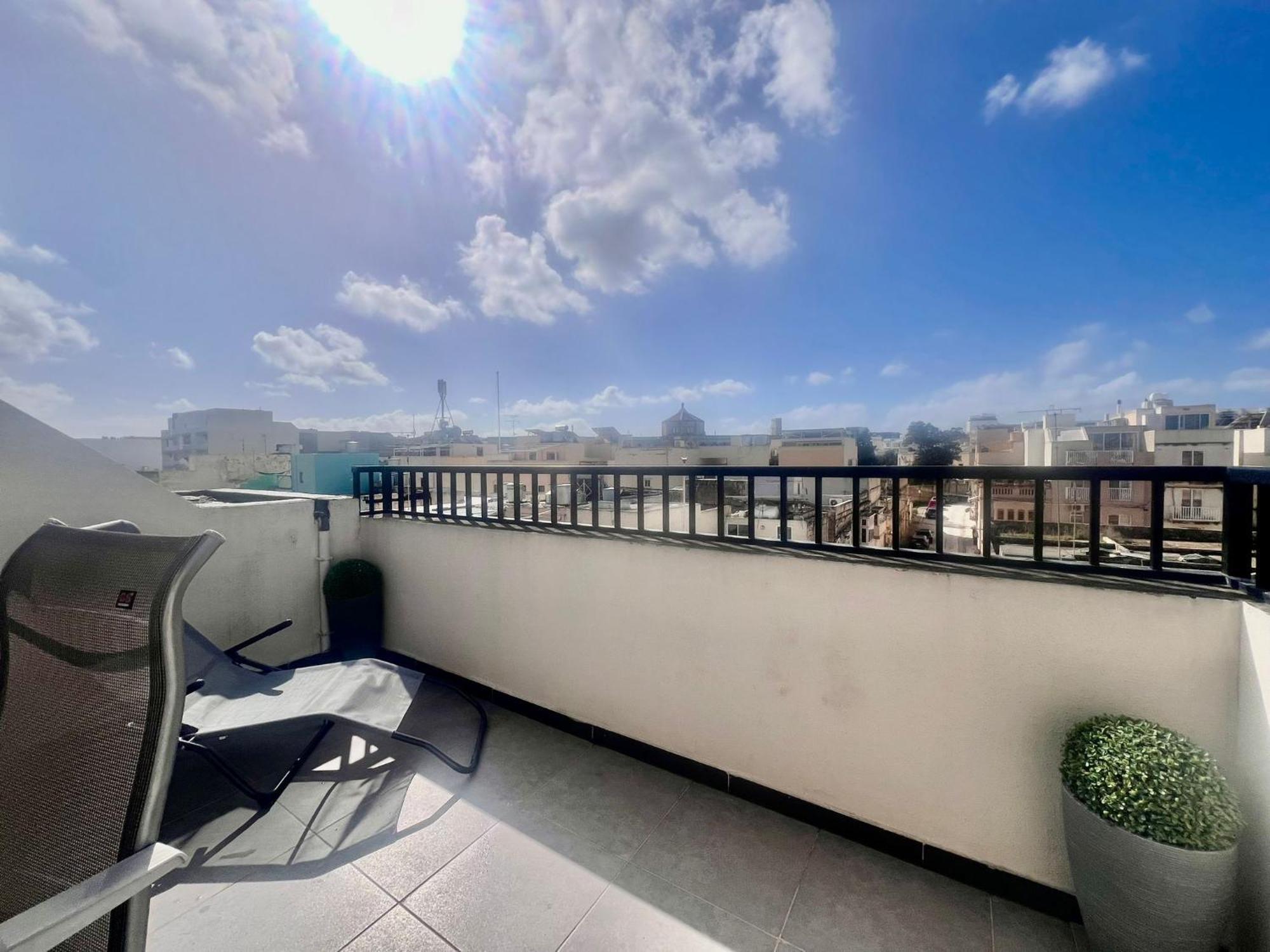 83/3-Lovely 1 Bedroom Penthouse Биркиркара Экстерьер фото